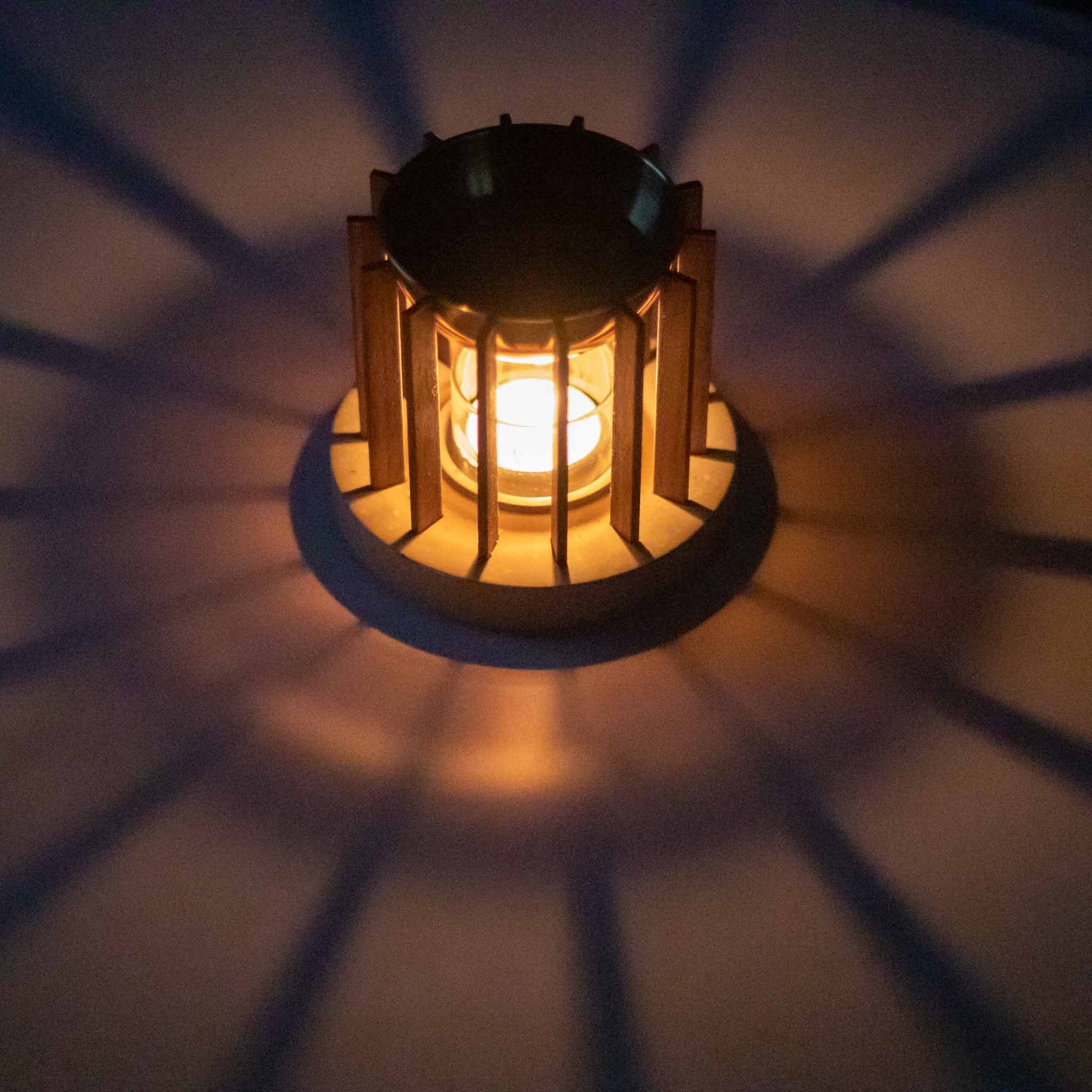 Molika Duftlampe aus Nussbaum und Beton (Nussbaum/Anthrazit)