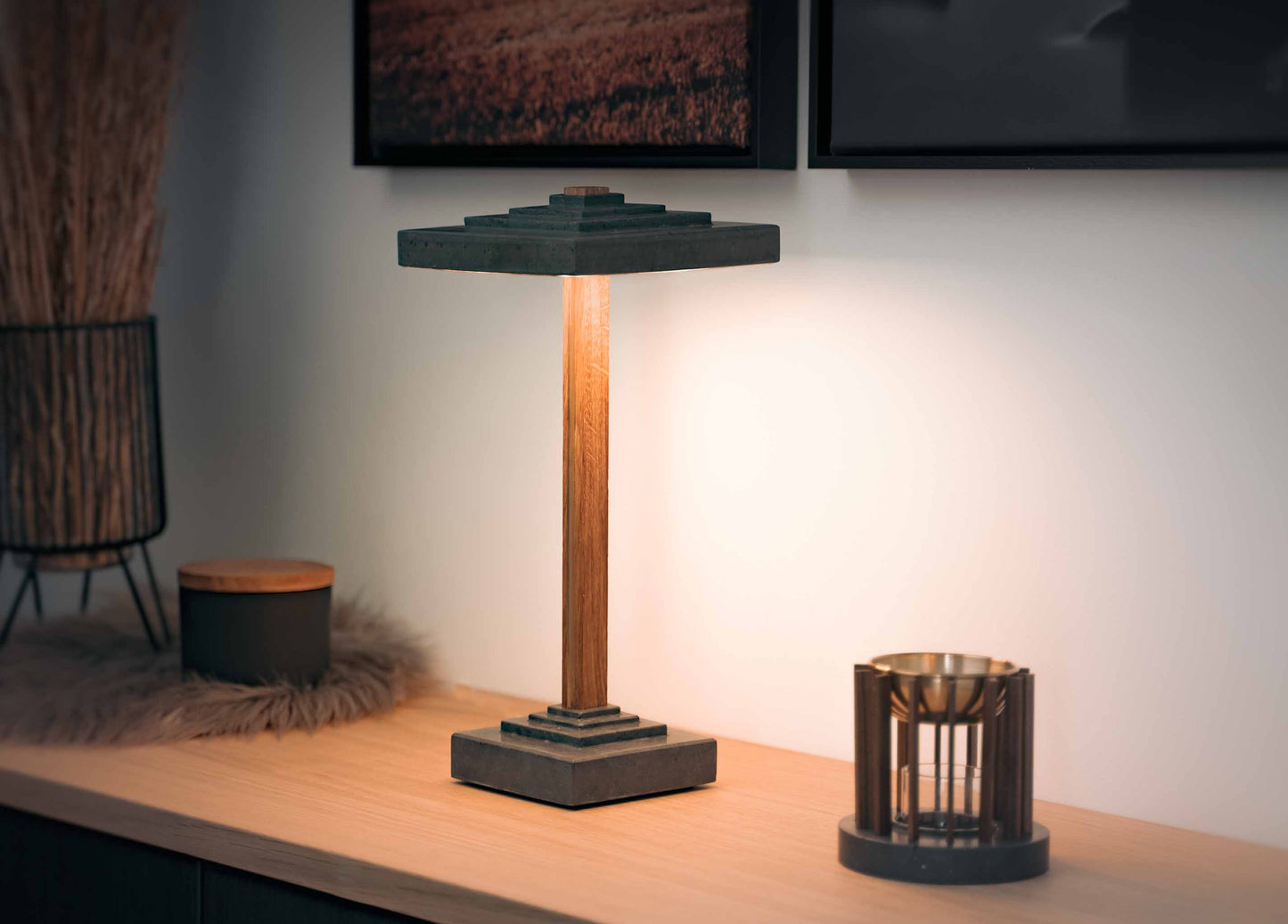 Tischlampe Zago aus Beton und Eiche/Nussbaum/Mahagoni und Messing
