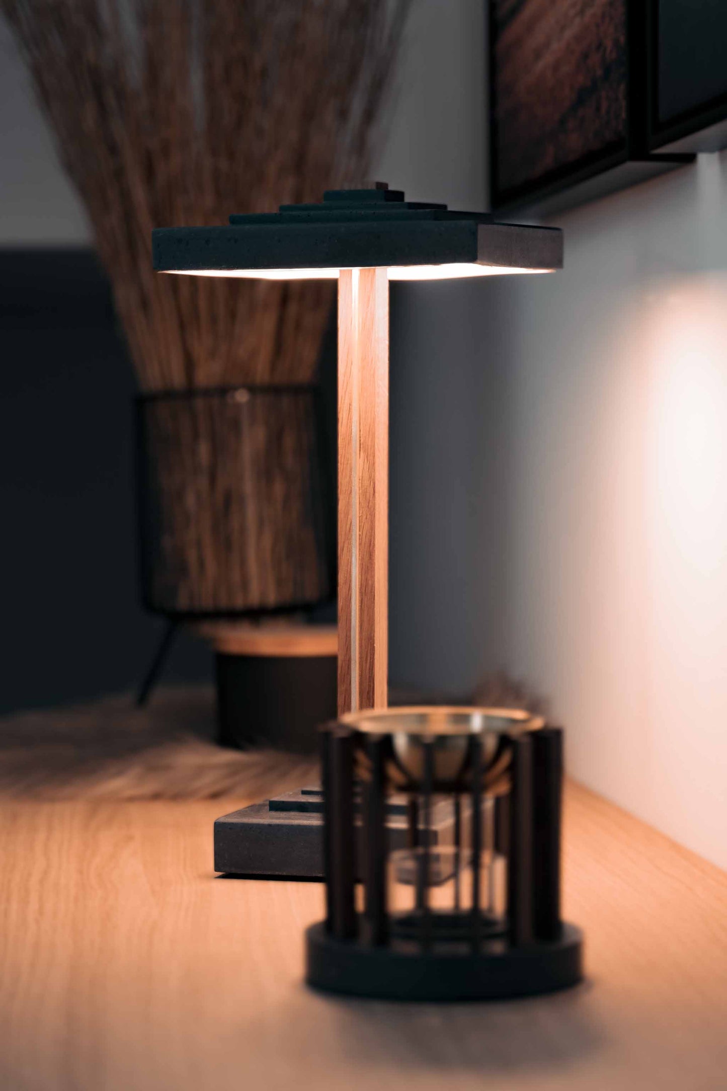 Tischlampe Zago aus Beton und Eiche/Nussbaum/Mahagoni und Messing