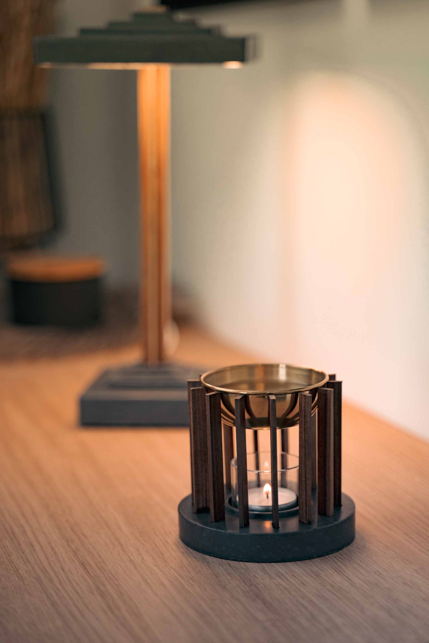 Molika Duftlampe aus Nussbaum und Beton (Nussbaum/Anthrazit)