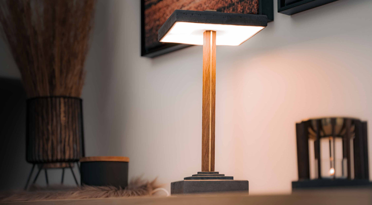Tischlampe Zago aus Beton und Eiche/Nussbaum/Mahagoni und Messing