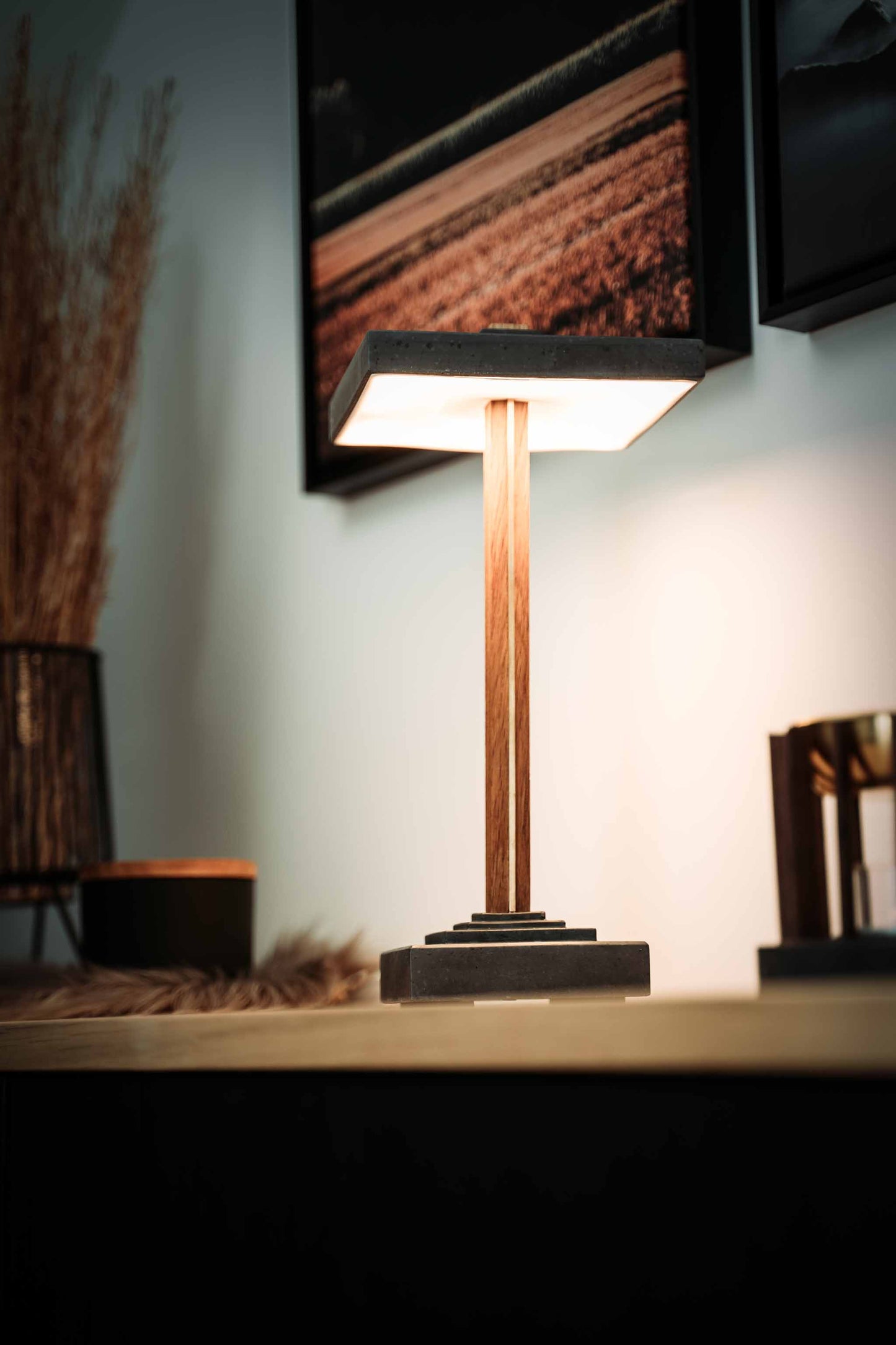 Tischlampe Zago aus Beton und Eiche/Nussbaum/Mahagoni und Messing
