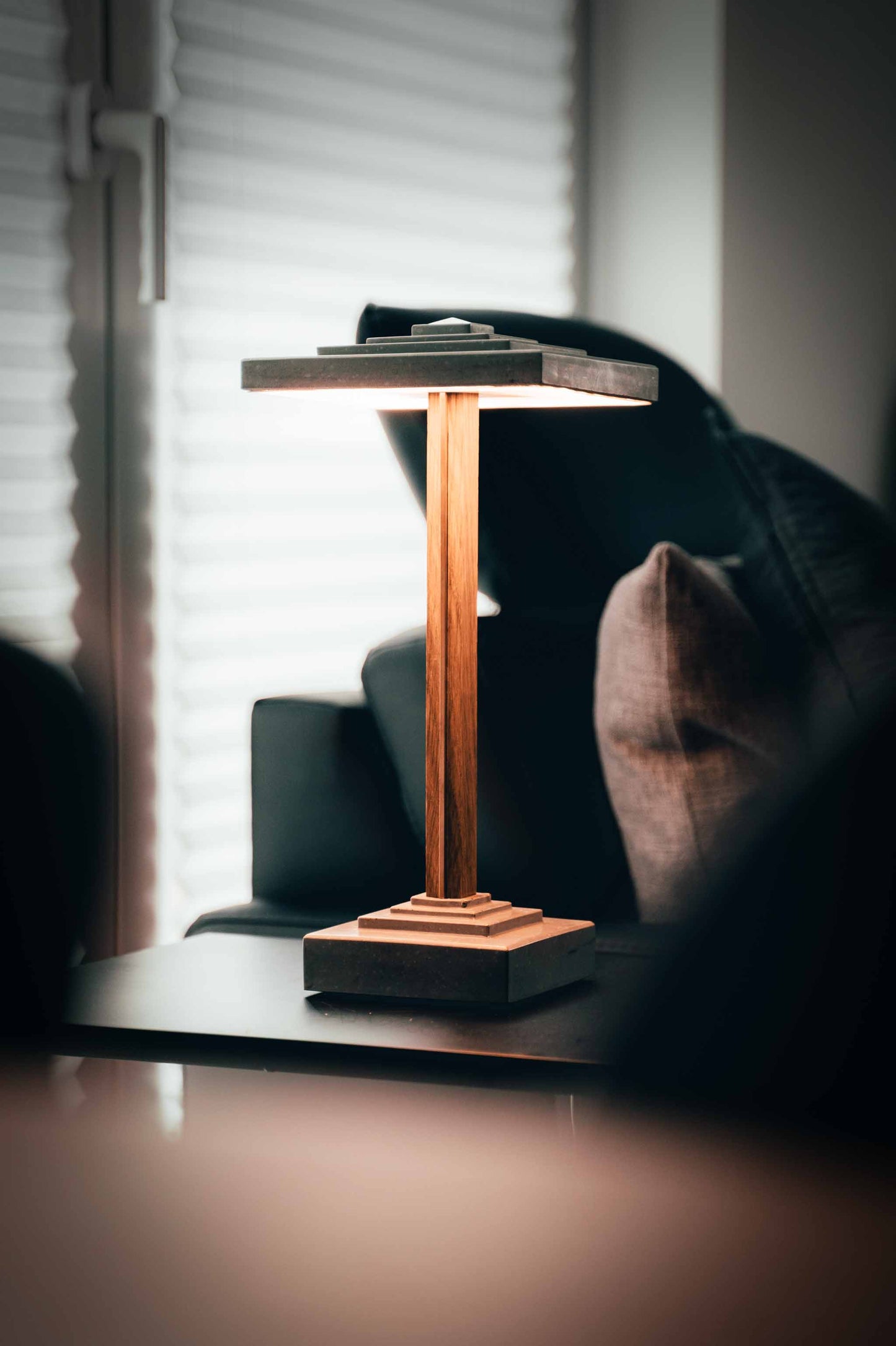 Tischlampe Zago aus Beton und Eiche/Nussbaum/Mahagoni und Messing