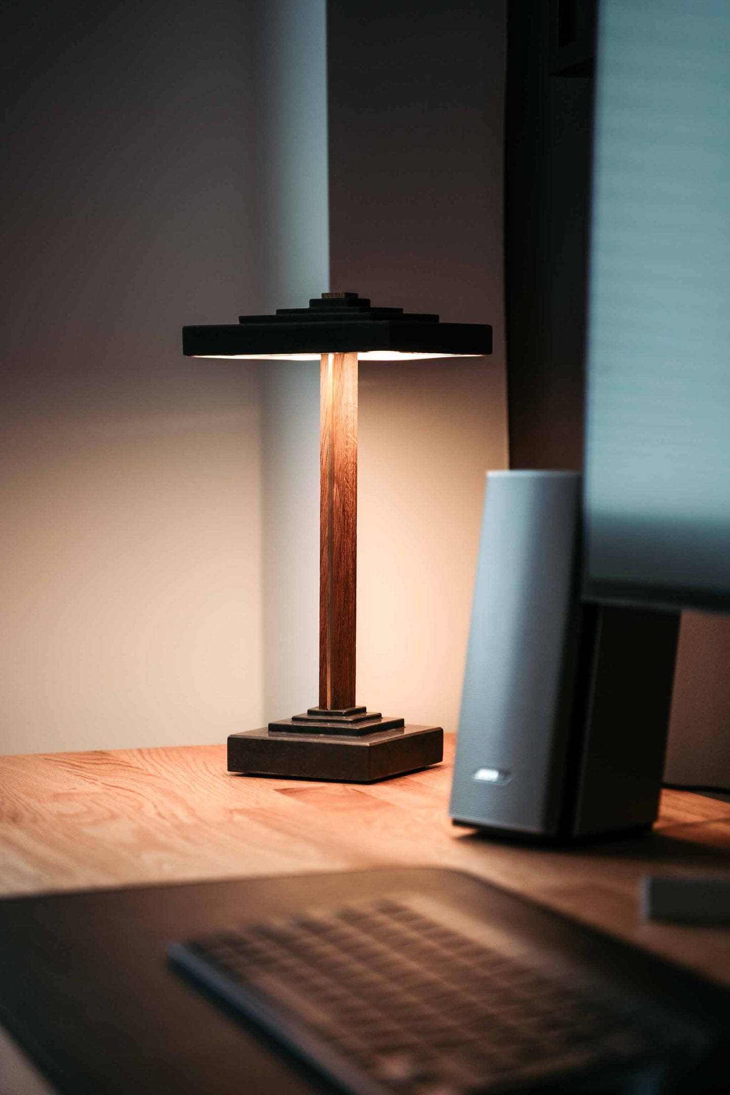 Tischlampe Zago aus Beton und Eiche/Nussbaum/Mahagoni und Messing