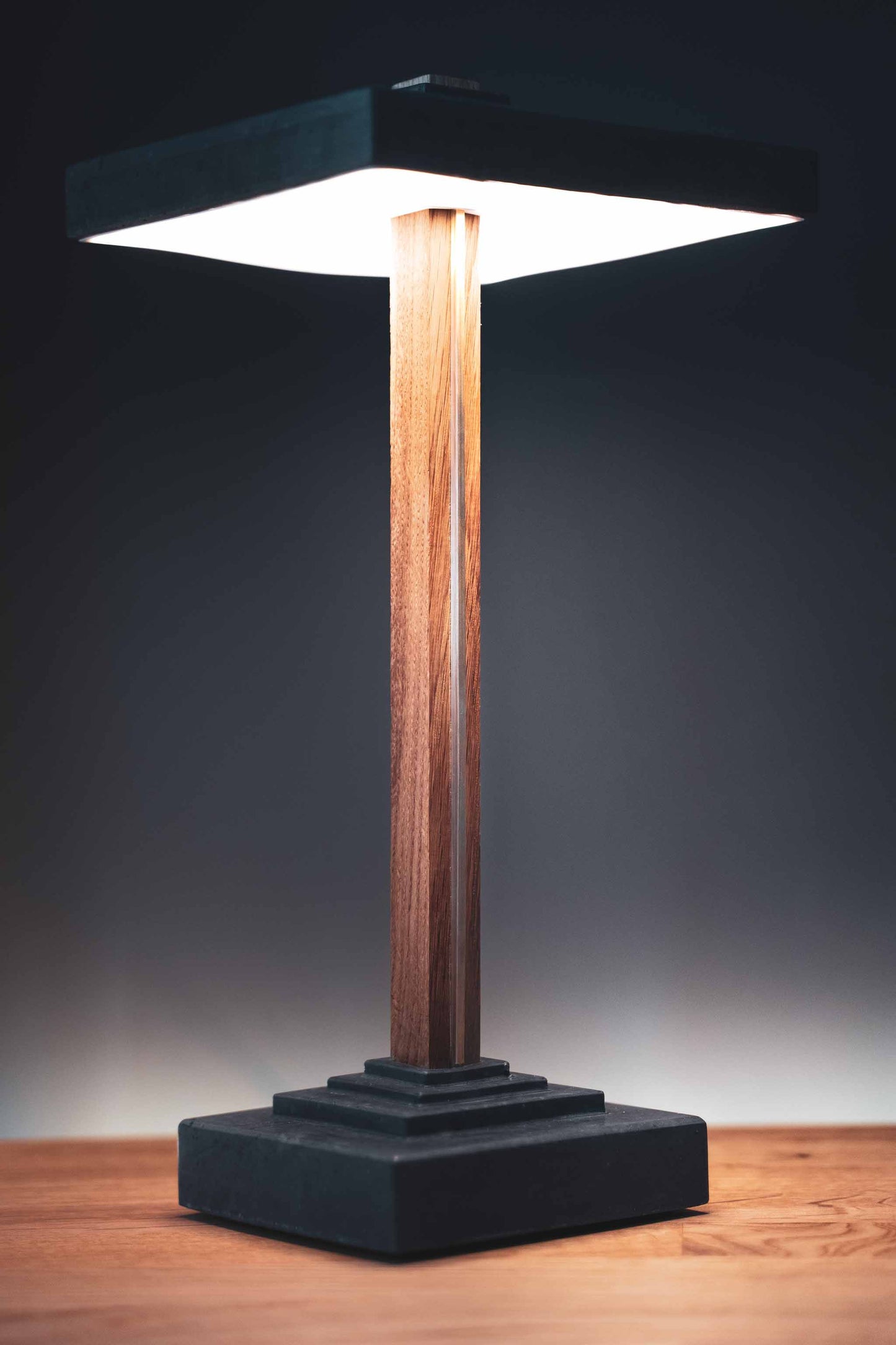 Tischlampe Zago aus Beton und Eiche/Nussbaum/Mahagoni und Messing