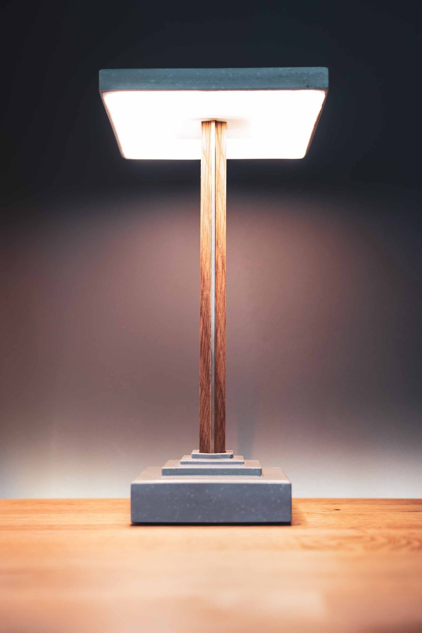 Tischlampe Zago aus Beton und Eiche/Nussbaum/Mahagoni und Messing