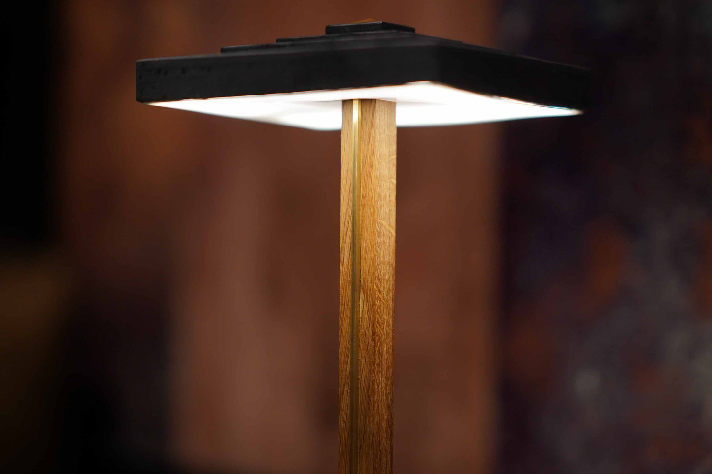 Tischlampe Zago aus Beton und Eiche/Nussbaum/Mahagoni und Messing