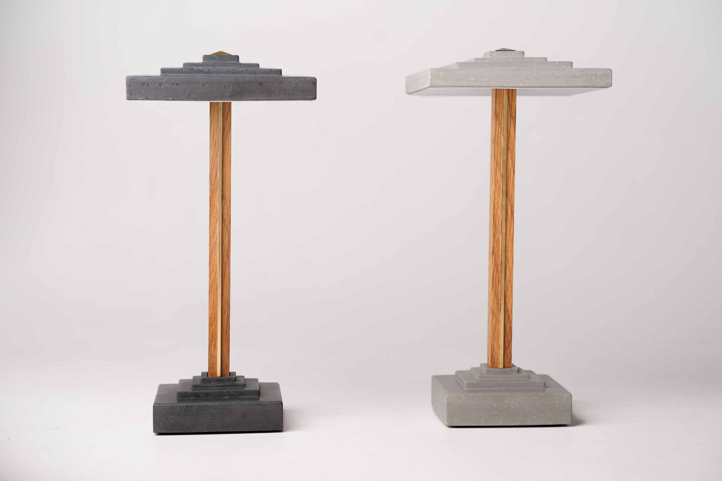 Tischlampe Zago aus Beton und Eiche/Nussbaum/Mahagoni und Messing