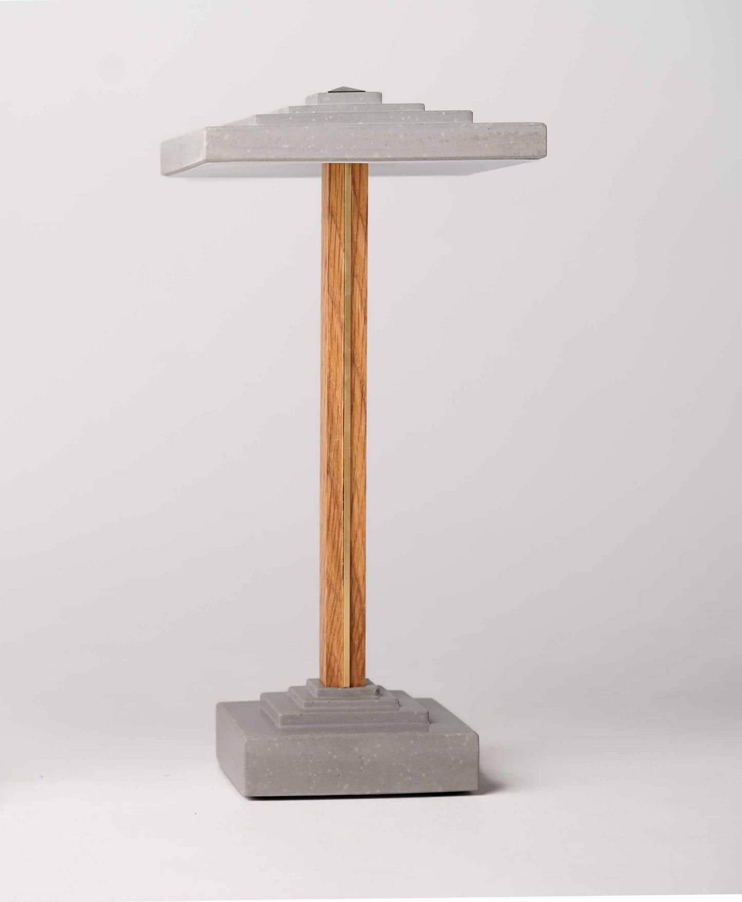 Tischlampe Zago aus Beton und Eiche/Nussbaum/Mahagoni und Messing