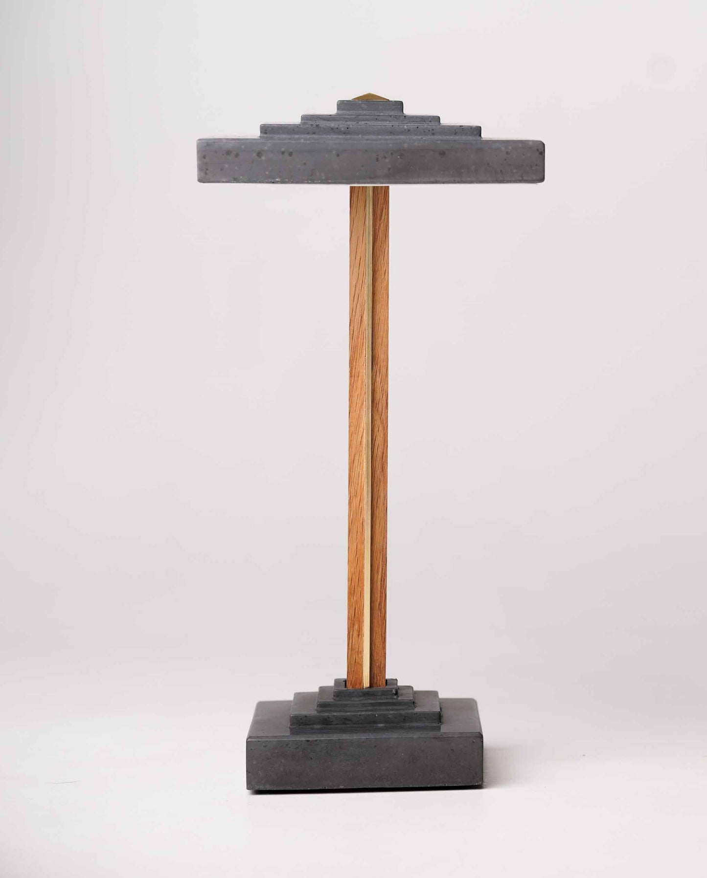 Tischlampe Zago aus Beton und Eiche/Nussbaum/Mahagoni und Messing